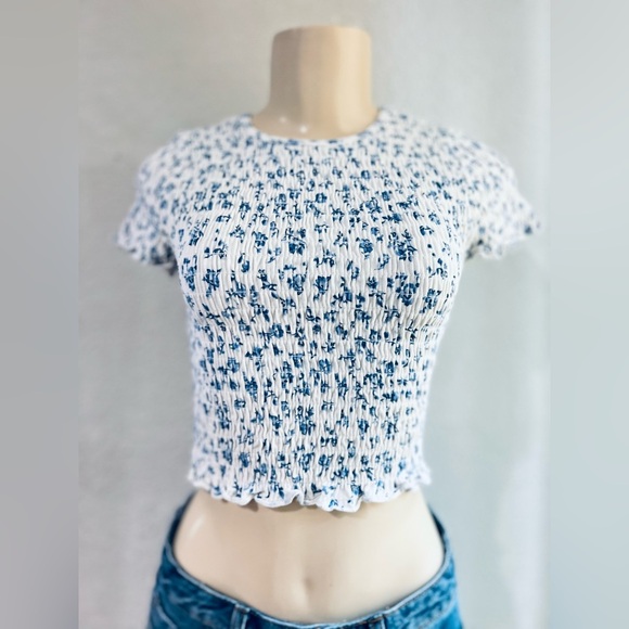 HOLLISTER CALIFORNIA SMOCKED CROPPED FLORAL TOP BLUE SIZE SMALL - Picture 5 of 9
